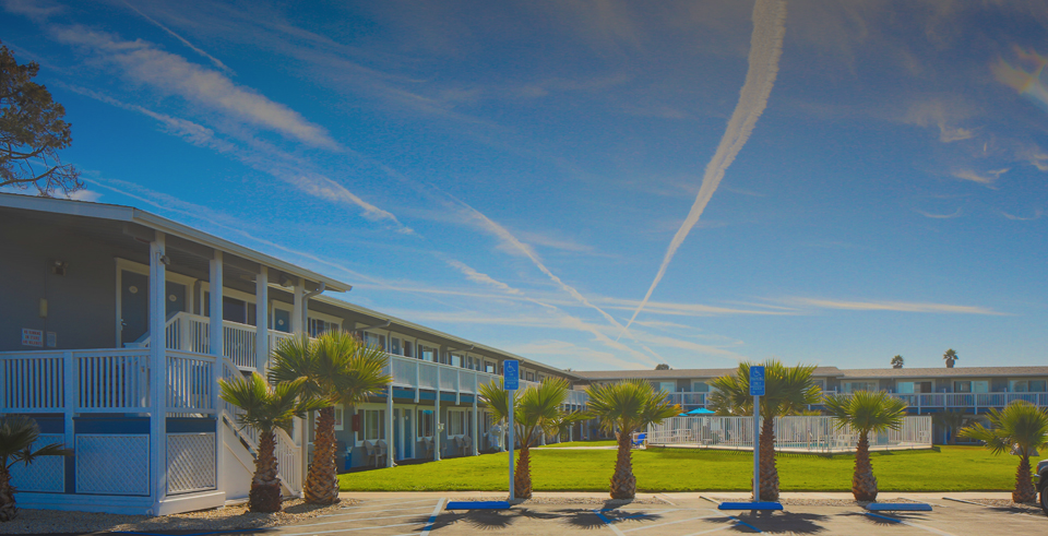 San Simeon Lodge rooms and pool